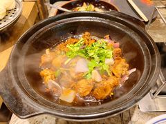 砂锅公鸡煲-破瓦寒窑·地摊烤羊排