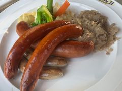德国香肠拼盘配土豆泥和酸椰菜-LENBACH兰巴赫西餐啤酒坊(大连东港店)