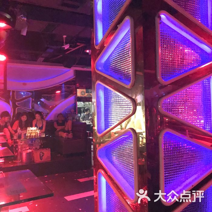 蜂王酒吧