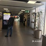 这个机场的名字好长啊。机场很大，从下飞机到取行李走了