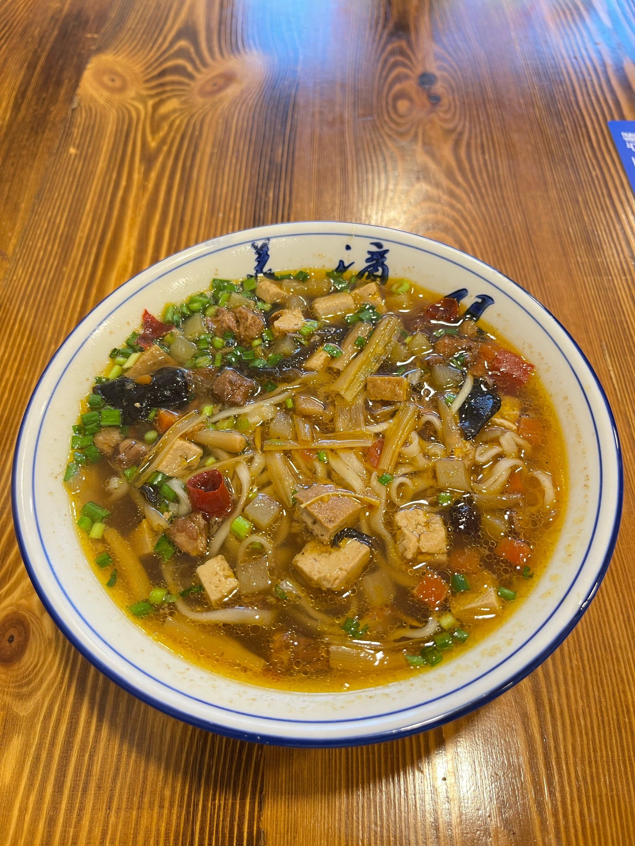 当然继续面了,昨天户县摆汤面,今天长安坐席臊子面,何为坐席?