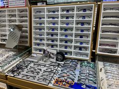 -美式眼镜·授权蔡司.依视路.尼康.豪雅.明月(人民广场店)