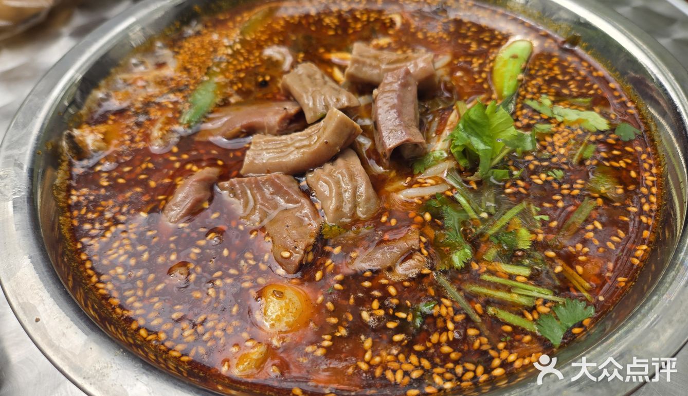 新开的店，生意不错，老板亲自坐场监督 服务员不少
