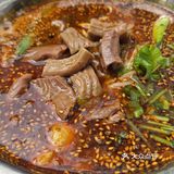 新开的店，生意不错，老板亲自坐场监督 服务员不少