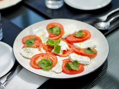 水牛奶酪配西红柿罗勒叶-EATALIA意塔利意式餐厅(鼓楼店)