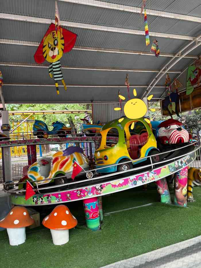 革命公园游乐场-"现在公园东边有个停车场,开车去很方便了,.