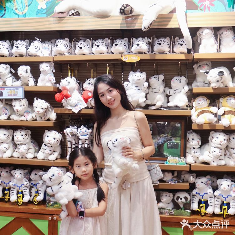 广州🐯娃在长隆白虎餐厅跟老虎用餐又幸福了