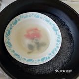 做好了蒸凉皮，都弄好了切点黄瓜丝、面筋，把凉皮拌起来