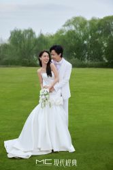 -现代经典婚纱摄影