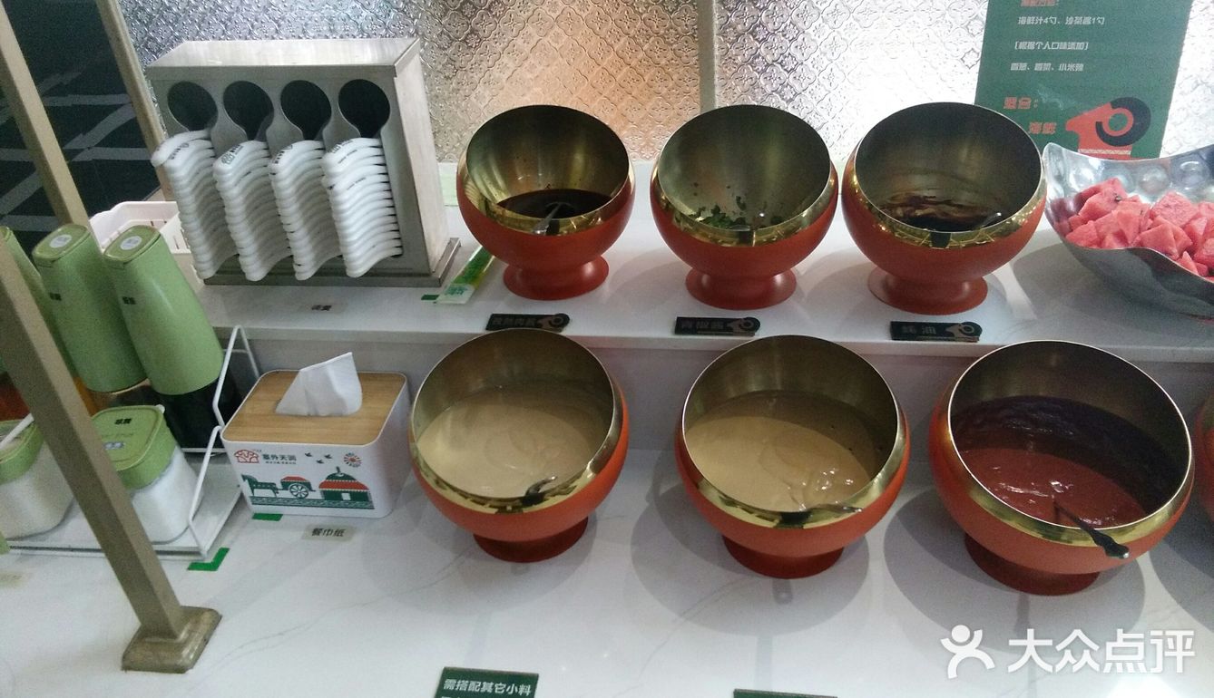 一串十二月元的三串烤肉最好吃一个个可以吃的很饱啊!