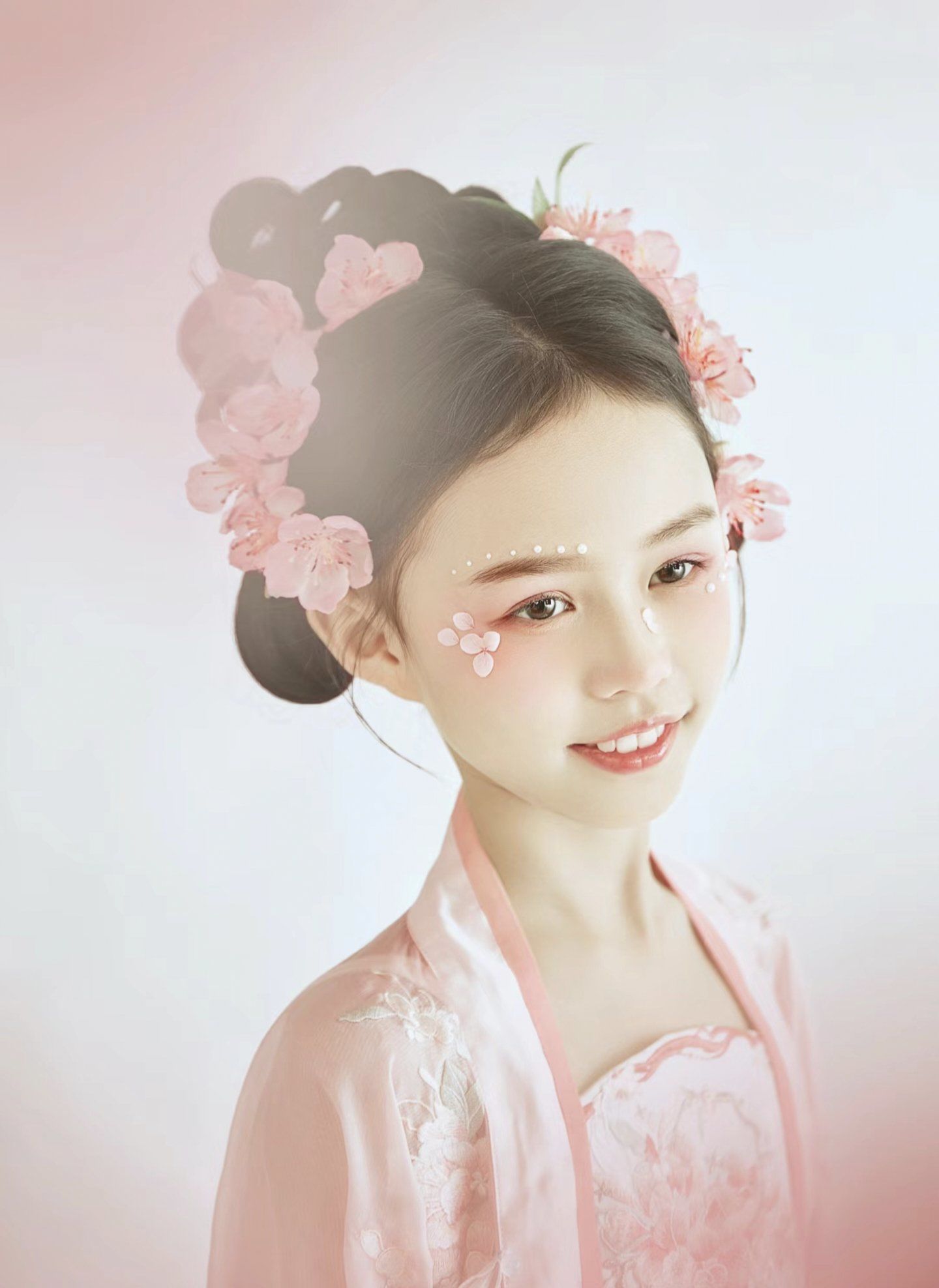 舞秋千婵娟,绛里桃花妆.胭脂妆一笑,折凉