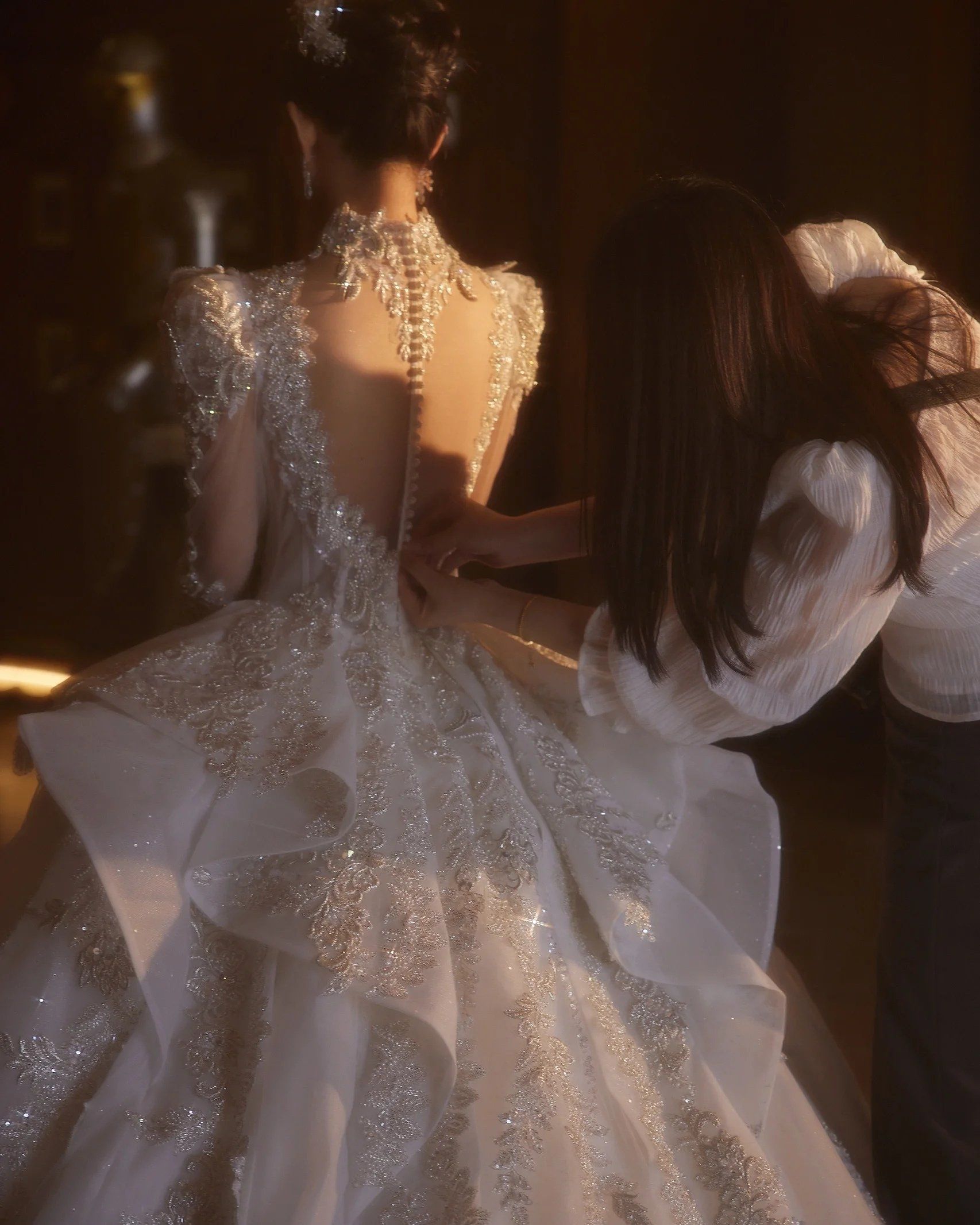 背影就足够迷人的美背婚纱