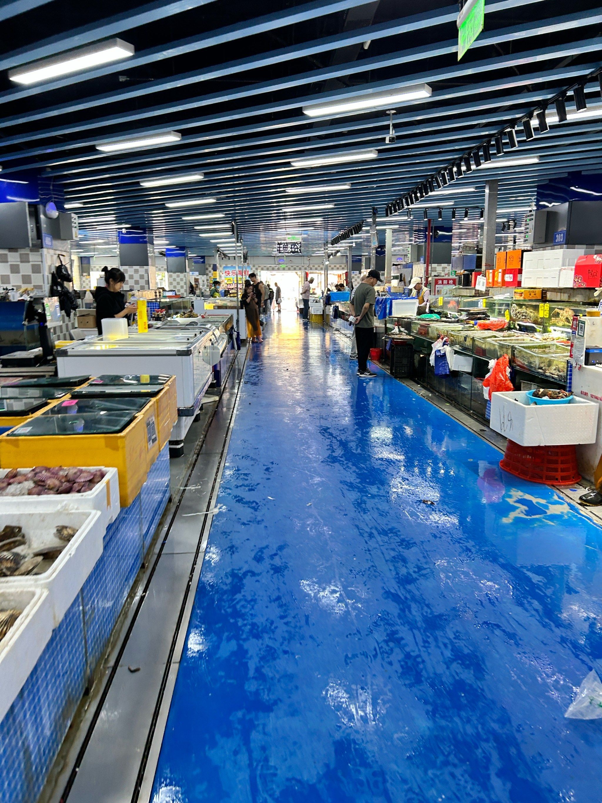 因为市场摊位多,海鲜种类也很多,商家都比较友善,可以多聊聊