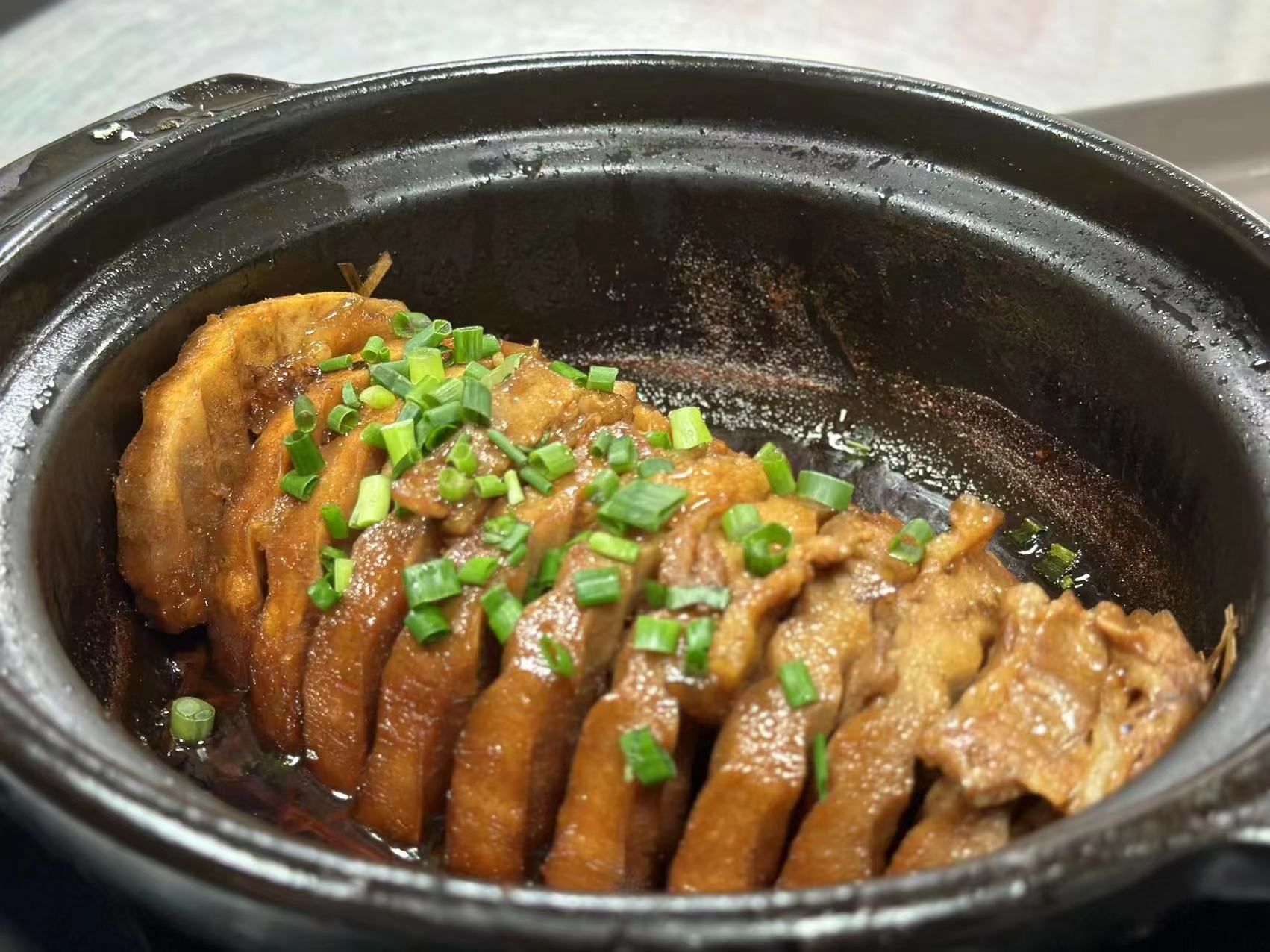 梁家大院香芋扣肉煲,是一道传统美食的代表