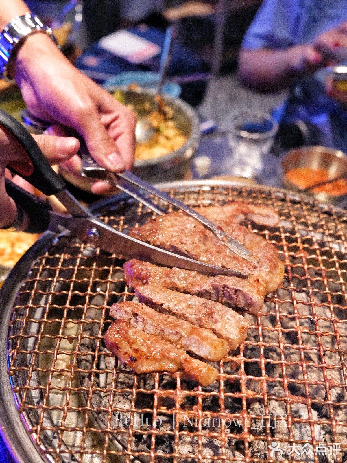 惊‼️这家烤肉店小哥哥颜值可太高了吧