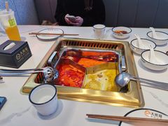 酸笋锅底-大熊猫毛肚火锅(烟台万象汇店)