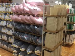 -名创优品(北京新中关购物中心地铁层店)