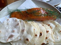 烟熏三文鱼配烤饺子皮和芥末籽酱-BOR Eatery(安福路店)