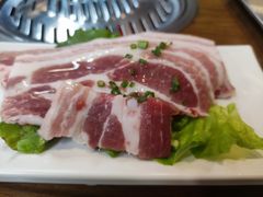 厚切五花肉-·缸桶屋·韩式牛肋条自助烤肉(西湖D11店)