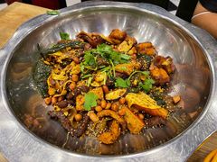 -愉肴麻辣香锅(中山路店)