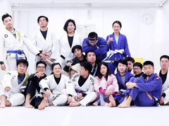 -菠萝格斗巴西柔术训练馆