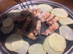 厚切猪肉-·缸桶屋·韩式牛肋条自助烤肉(西湖D11店)