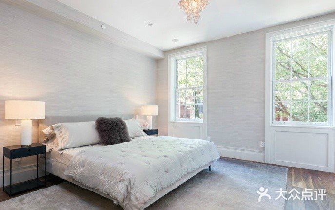 这座公寓在设计师的改造下，保留了原先的一些元素