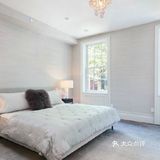 这座公寓在设计师的改造下，保留了原先的一些元素