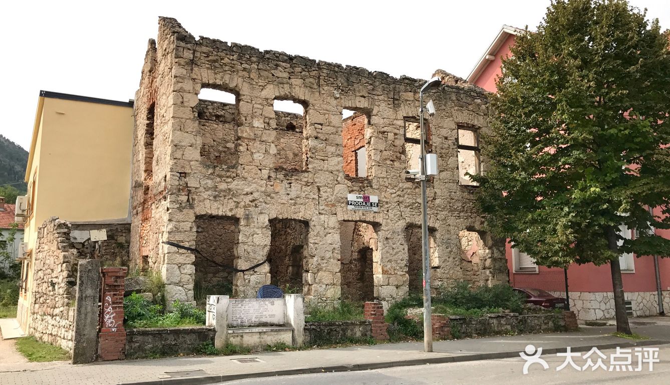 晨游波黑：Mostar 颓垣败瓦上的弹孔与涂鸦