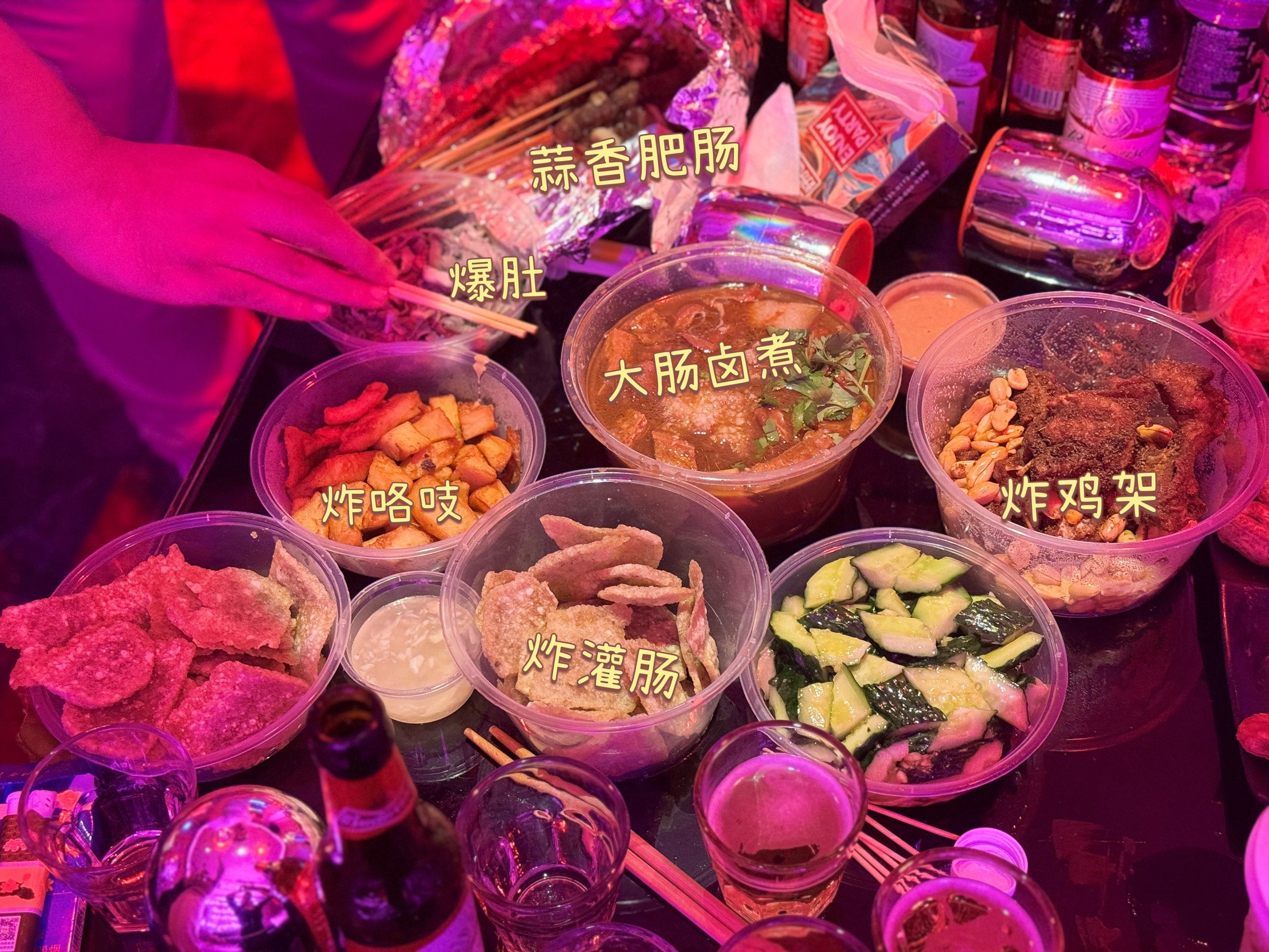 吃完晚饭又来ktv了
没来得及去吃特色小吃,直接ktv干饭,嘎嘎香
