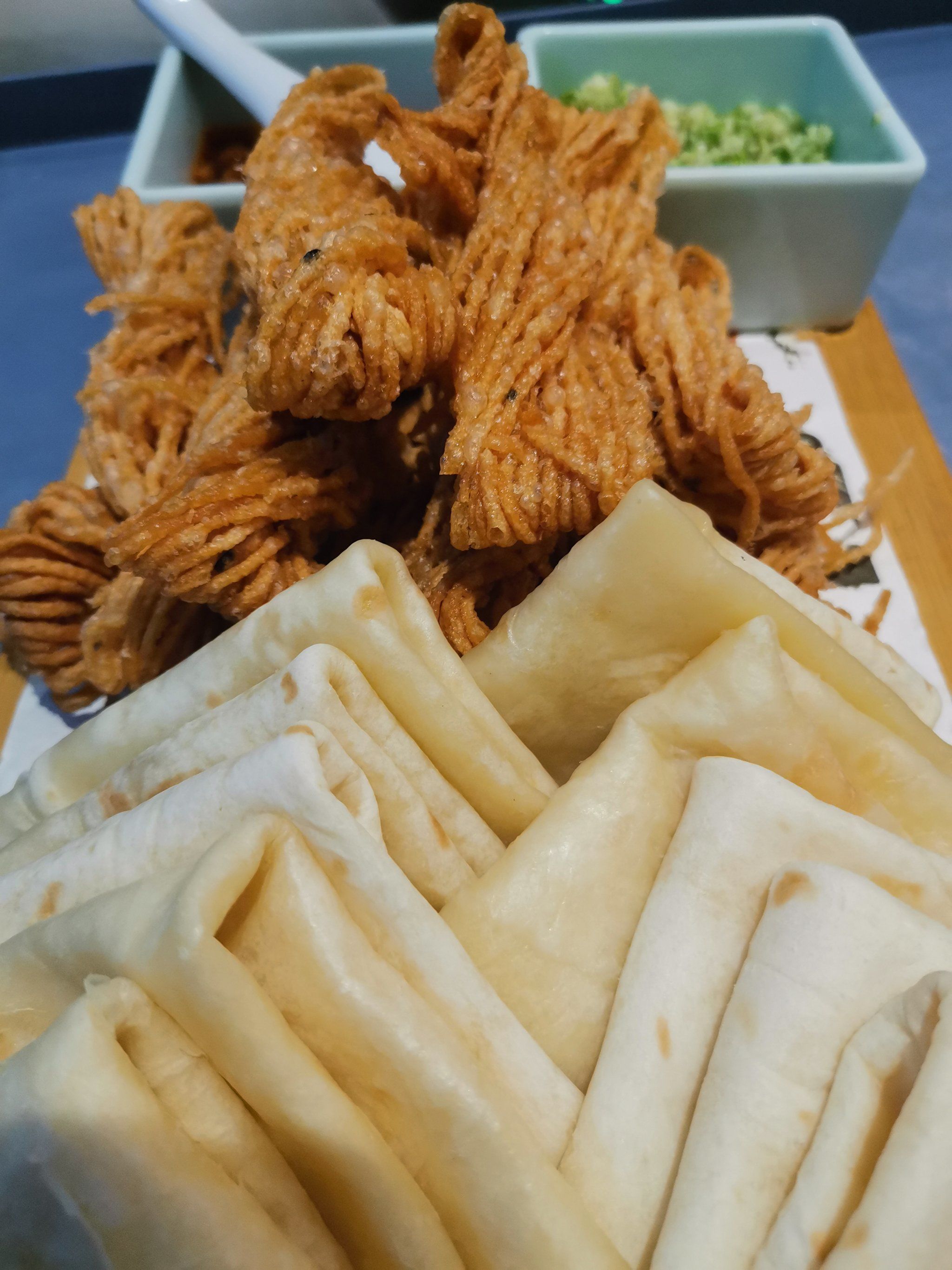 将馓子卷入洛馍中,两种美食相互映衬,创造