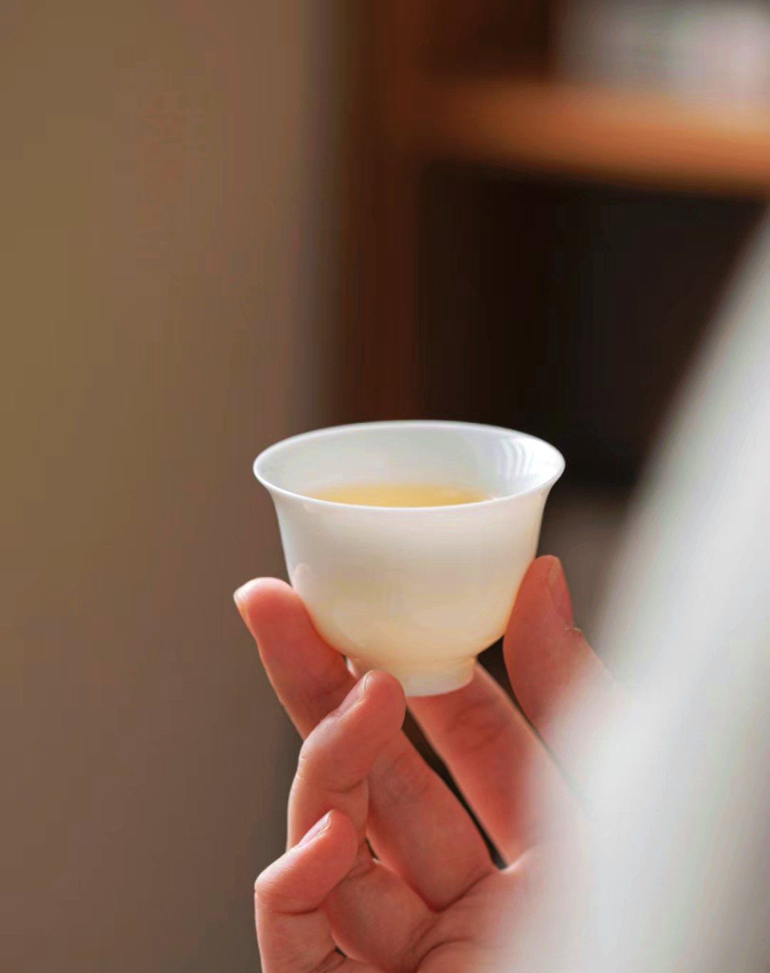 无关风月,我题序等你回,手握茶杯,那茶汤自带香