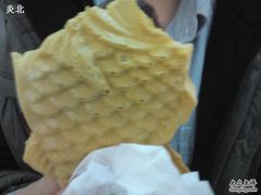 咬了几口的样子，这个是真个是红豆味的-粉粉乐鲷鱼烧(美罗城店)