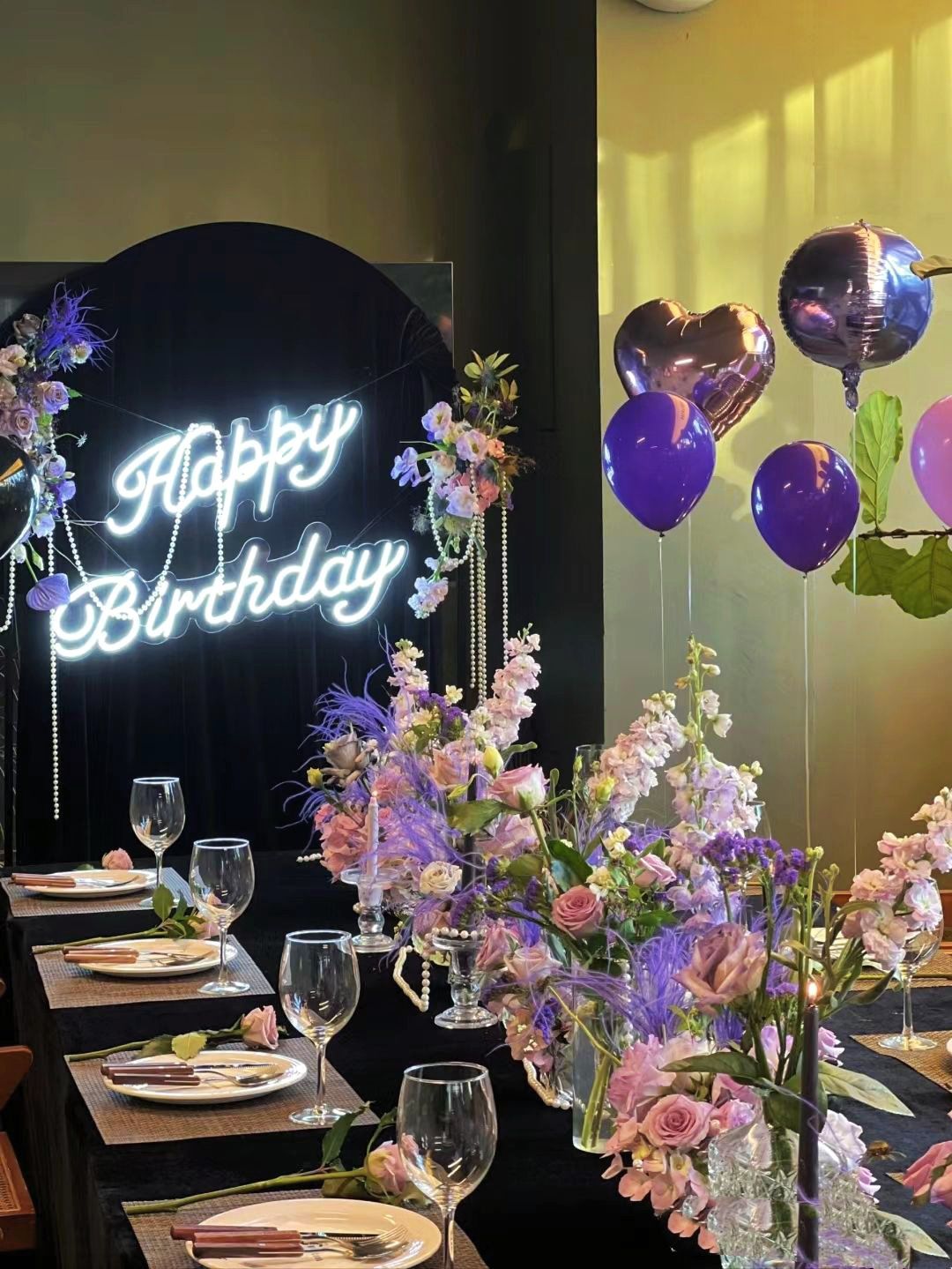 独栋别墅生日派对布置现场原图直出