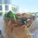 原来在胡同里，现在搬到街面上来，每天早上人都很多