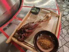 招牌羊腿-破瓦寒窑·地摊烤羊排