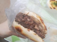 牛肉夹馍-老西关黄老太牛肉烧饼