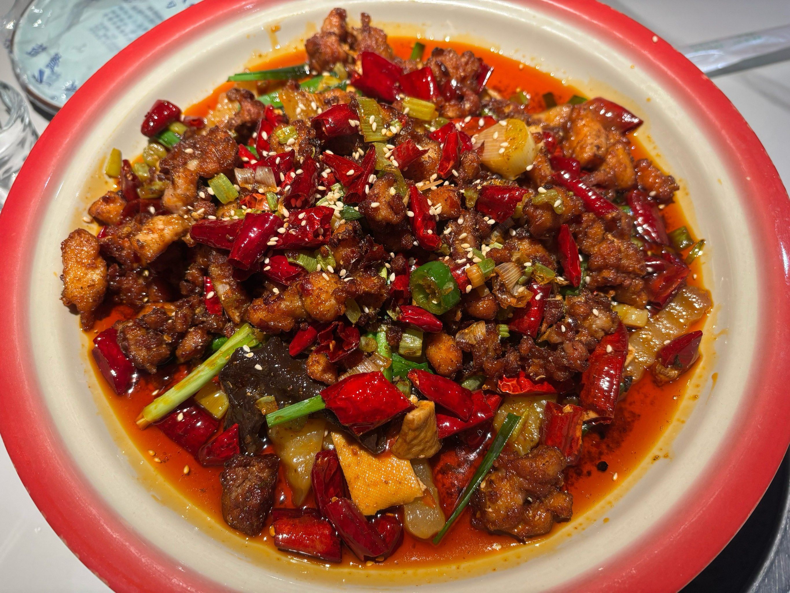 四人座,也有卡座提供多人用餐~

🛎️:两个人点了香辣干锅兔