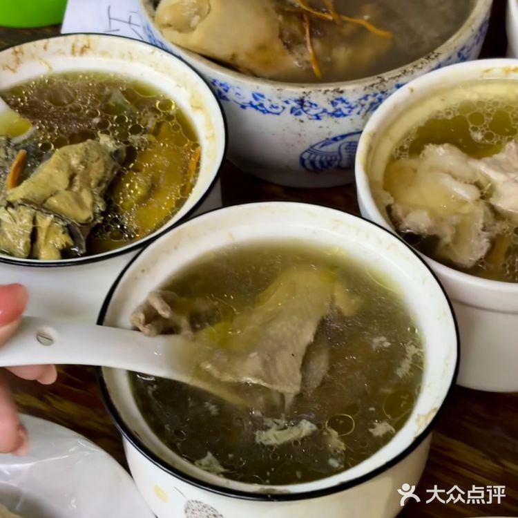 在南宁本地人都爱这么吃的老牌炖盅……



