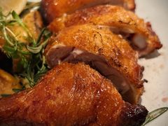 烟熏香茅烤鸡腿配黄油山楂苹果-LESCEDARS Brasserie Bistro香柏树