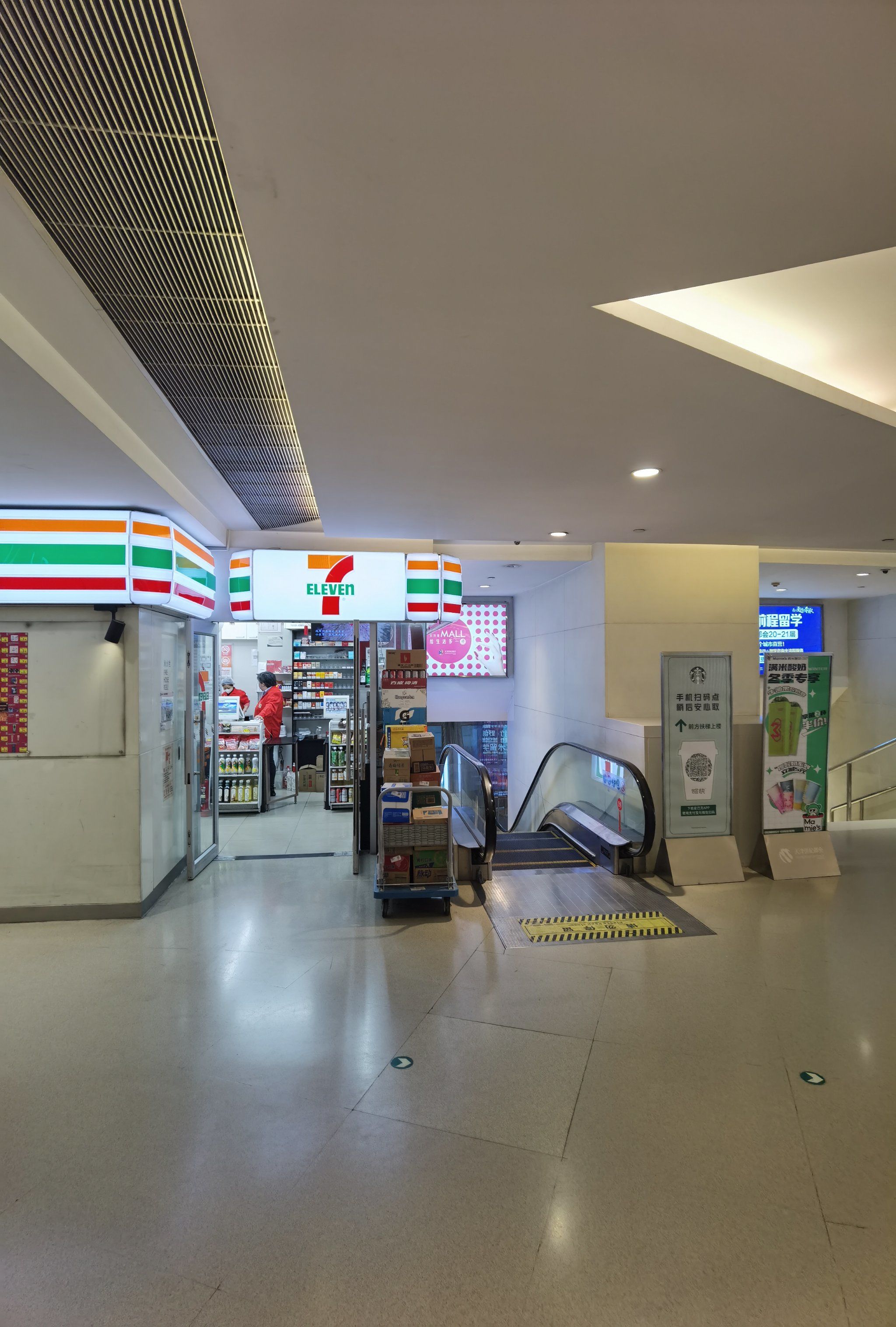 世纪都会出地铁c口地下一层商厦和写字楼之间711旁边的这段滚动扶梯