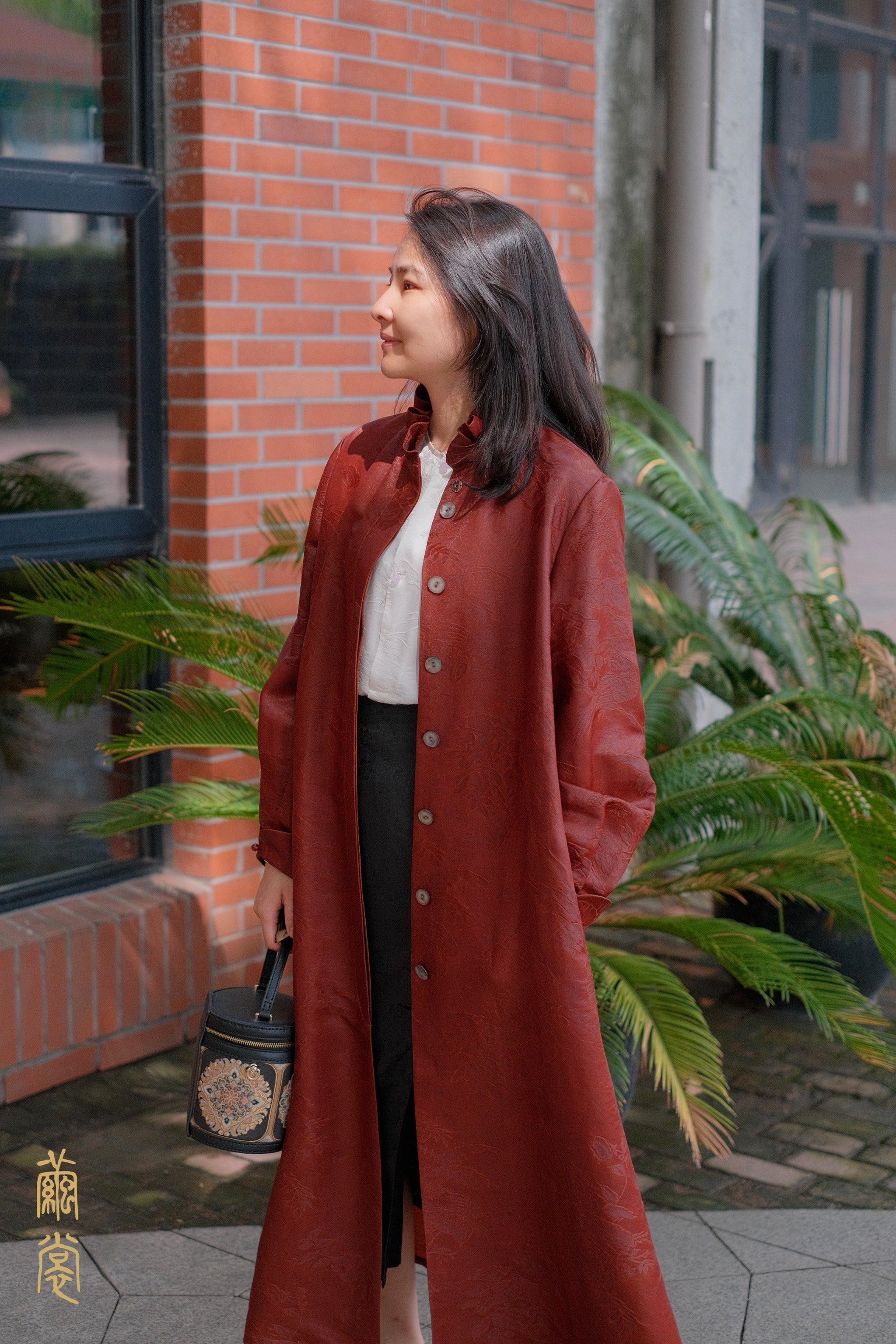 入秋之初的"美拉德"香云纱中式风衣,如诗如画