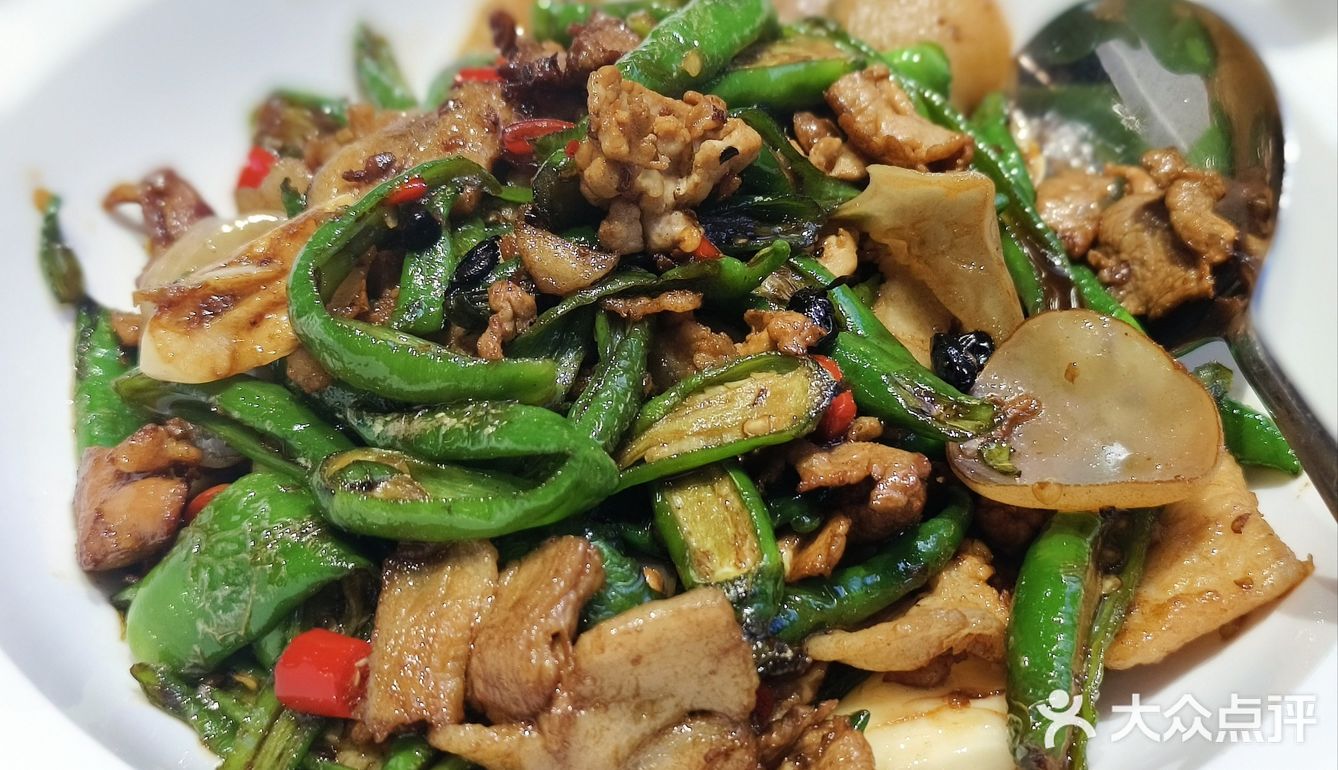 经过精心腌制后，炒至五分熟，肉质鲜嫩多汁，口感细腻