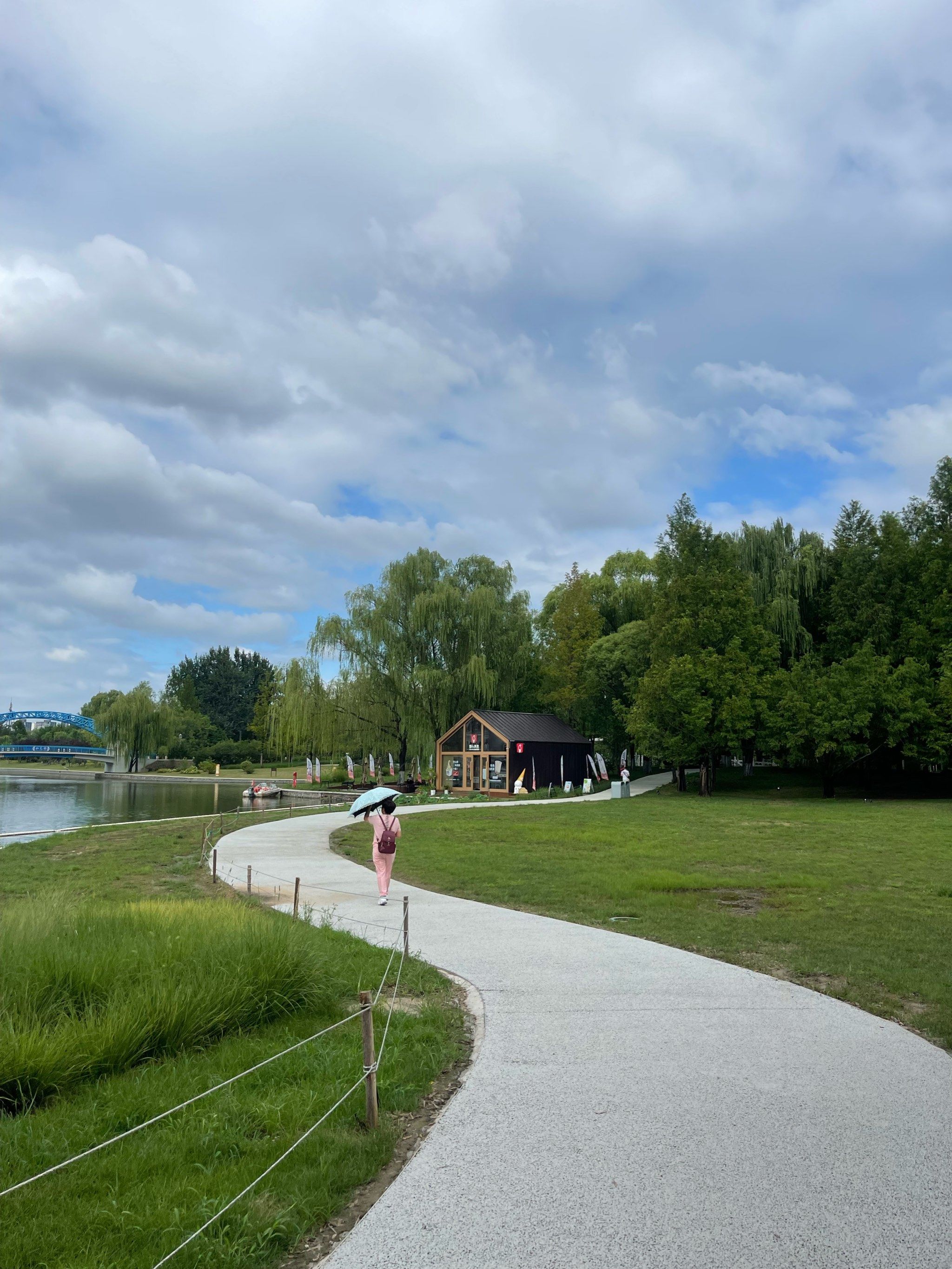 湖边小屋的悠闲时光