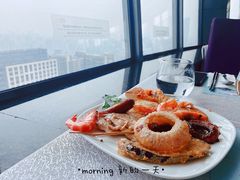 -亚洲国际大酒店·云顶阁旋转自助餐厅