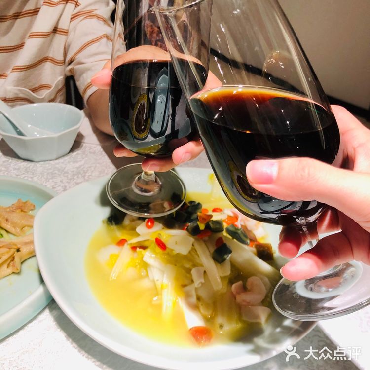 店里的环境还不错，烤鸭和芥末鸭掌都很好吃