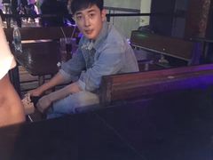 罗晋在换溜冰鞋-奔马滚轴溜冰场