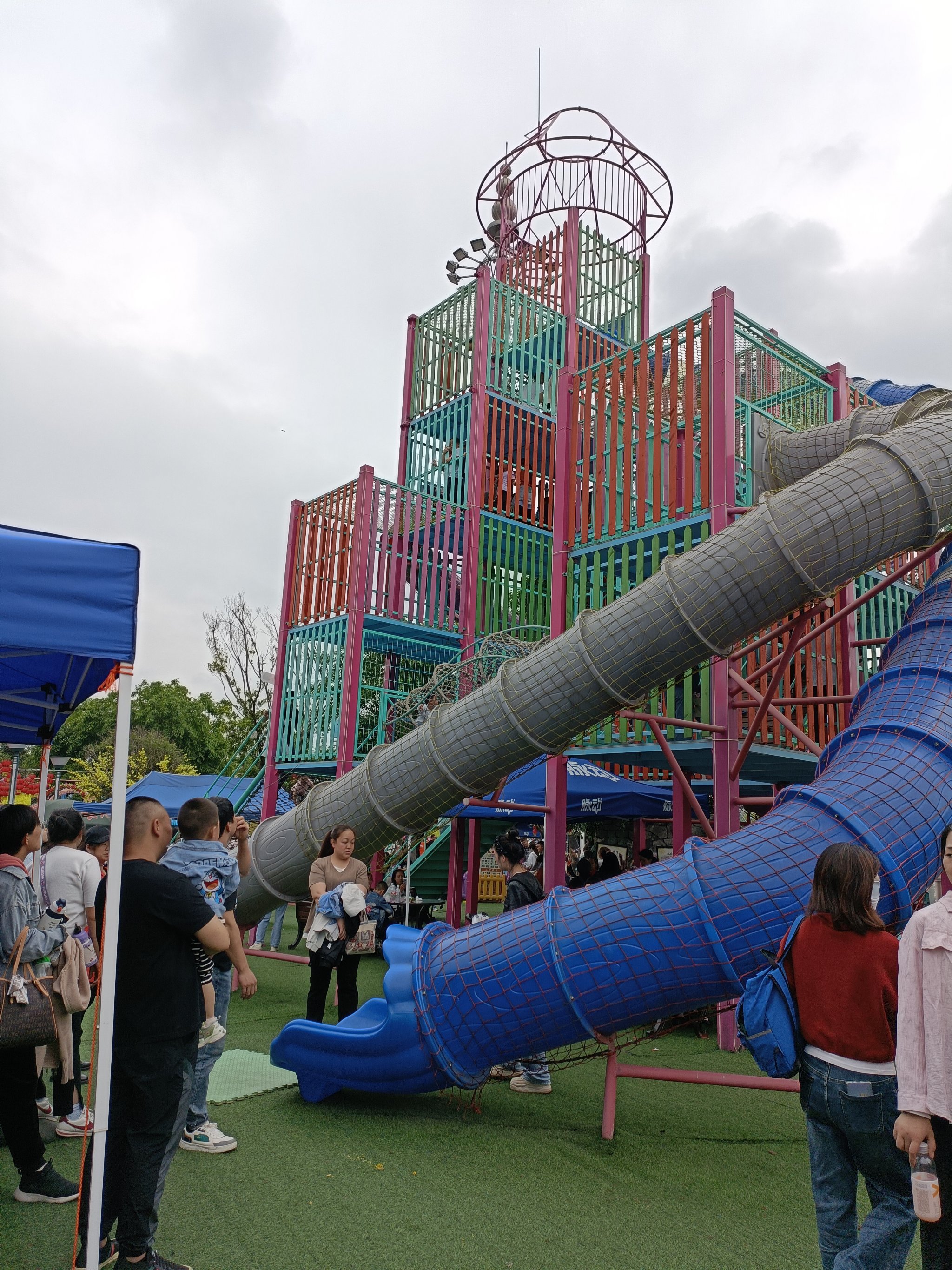 直接导航圣名游乐城就到了 ,游乐设施挺多