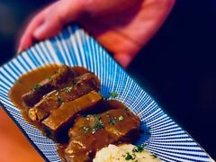 烩牛舌配土豆泥和红酒汁-帕歌西班牙餐厅paco tapas