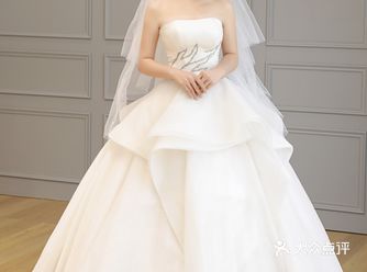 上简下繁上缎下纱有趣结合婚纱更不显单调
